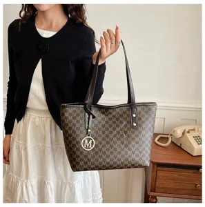 Modische braune Monogramm Tasche für Damen, große Kapazität Pendler Umhängetasche.
