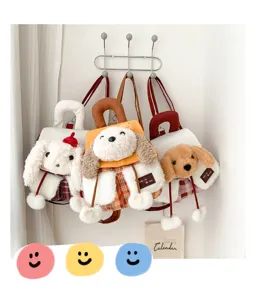 Vue détaillée du joli sac à dos en peluche lapin et chiot cartoon style kawaii japonais.