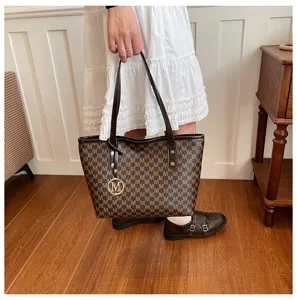 Braune Monogramm Tasche für Damen, stilvolle Schultertasche mit großer Kapazität für die Arbeit.