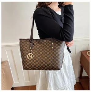 Einfallsreicher brauner Monogramm Shopper für Damen, große Schultertasche für Pendler und Alltag.