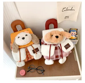 Vue détaillée d'un adorable sac à dos en peluche chiot avec texture duveteuse et motifs à carreaux.