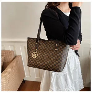 Braune Monogramm Damentasche, stilvolle Schultertasche für Pendeln und Herbstmode.