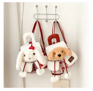 Vue détaillée du joli sac à dos en peluche lapin et chiot accroché au mur, tissu doux.