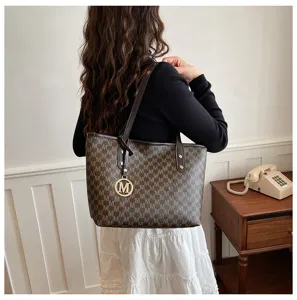 Schicke braune Monogramm Pendler Umhängetasche für Damen, grosse Alltags Shopper Tasche.