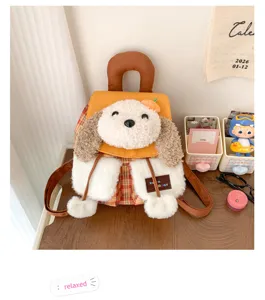 Détail sac à dos chiot en peluche, design chien mignon avec polaire et accents à carreaux.