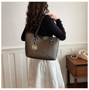 Braune Monogramm Tasche Detailansicht mit grossem Fassungsvermoegen und elegantem Anhaenger.