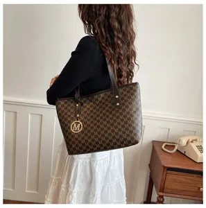 Elegante braune Monogramm Tote Tasche für Damen, große Umhängetasche für Alltag und Büro.