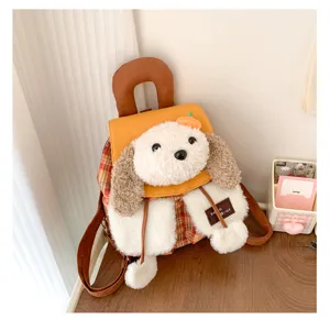 Détail de sac à dos chien peluche montrant un tissu doux et un design adorable.
