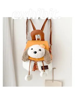 Vue détaillée du sac à dos en peluche douce avec oreilles et joli style pour étudiants.