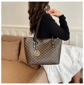 Stilvolle braune Monogramm Tote Tasche für Damen, große Schultertasche für Pendler und Herbstmode.