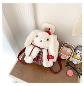 Détail de sac à dos lapin en peluche style japonais mignon avec fourrure blanche et béret.