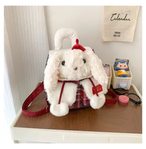 Vue détaillée du joli sac à dos en peluche lapin avec de la fourrure blanche et carreaux.
