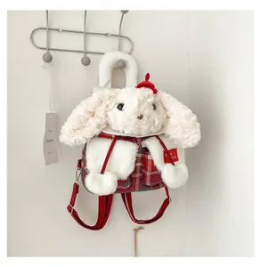 Joli sac à dos lapin en peluche, cartable duveteux style japonais avec carreaux rouges.