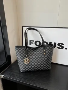Damen Mode Monogramm Tragetasche Hochwertiges PU-Leder Große Kapazität Pendler Schultertasche Elegante Buchstaben Druck Handtasche Mit M Anhänger