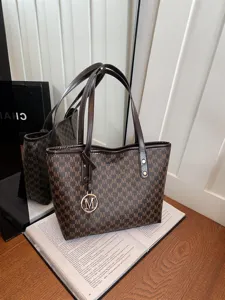 Elegante braune Monogramm-Tasche für Damen, große Umhängetasche für Arbeit und Alltag.