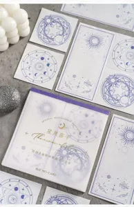 Vue de détail du bloc-notes rétro lune et étoile Momoe avec des motifs de cercles magiques.