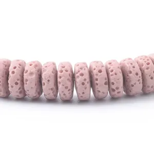 Primo piano perle pietra vulcanica rosa, dettaglio accessori gioielli fai da te lava.