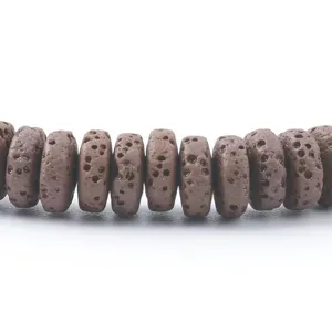 Dettaglio di perline distanziatrici in pietra lavica marrone, ideali per bracciali collane fai da te.