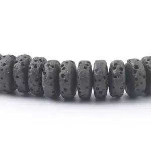 Dettaglio di perline distanziatrici in pietra lavica vulcanica nera per accessori fai-da-te.