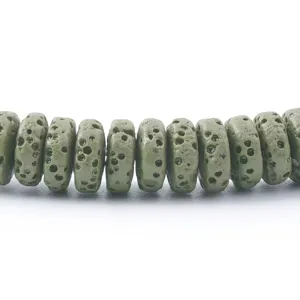 Perline distanziatrici in pietra lavica verde dettaglio, ideale per gioielli fai da te.