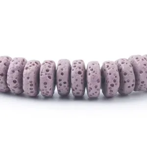 Dettaglio perline distanziatrici pietra vulcanica viola, perline ciambella porose per gioielli.