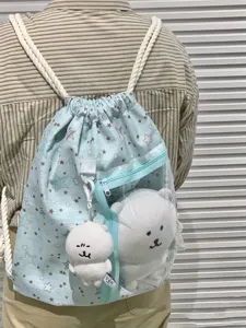 Mochila de cordón con estampado de estrellas, bolsillo frontal transparente y colgante de peluche.