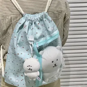 Mochila de cordón con bolsillo frontal transparente, estampado de estrellas y peluche.