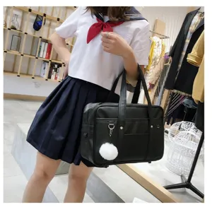 Sac d'école JK japonais en cuir PU noir avec pendentif en peluche duveteuse pour les étudiants.