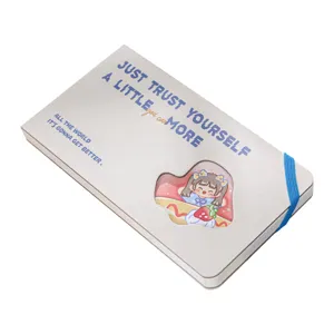 Schattig notitieboek met ruitjes en elastiek en aardbeien meisje omslagontwerp voor studenten.