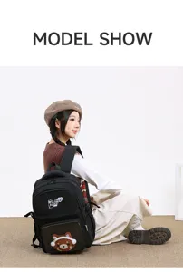 Detailaufnahme eines japanischen schwarzen Ita-Rucksacks mit Sichtfenster und süßem Tierdesign.