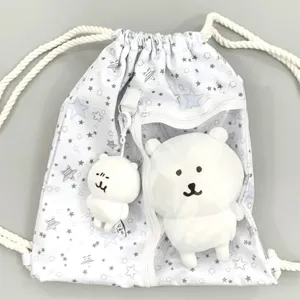 Mochila de cordón blanca con estrellas, bolsillo transparente y tierno peluche de oso.
