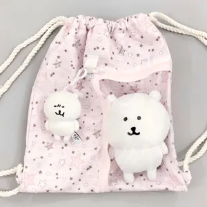 Mochila rosa con estampado de estrellas y bolsillo transparente con un lindo oso de peluche.