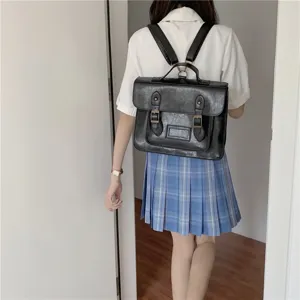 Sac a dos cartable preppy vintage en cuir noir pour femme, vue de detail classique.