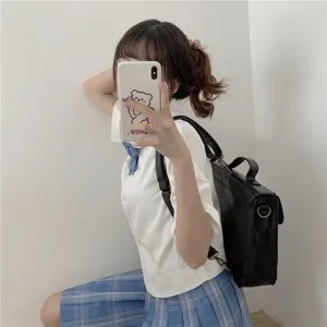 Sac à dos et bandoulière en cuir noir style collégien rétro détail de tenue quotidienne.