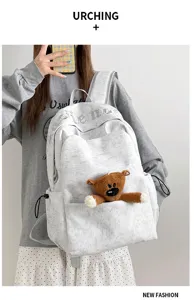 Mochila casual estilo coreano detalle, tela gris con adorable peluche de osito tierno.