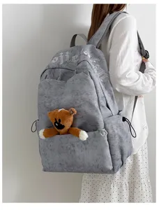 Mochila de lona gris con lindo colgante de oso y bordado gótico para la escuela.