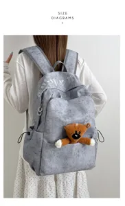 Mochila gris de estilo coreano de gran capacidad con bonito colgante de oso de peluche.