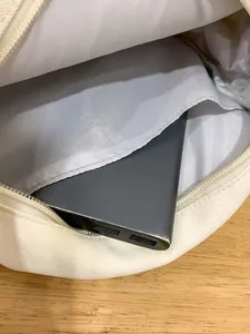 Vue détaillée de la poche intérieure et de la doublure du sac à dos de loisirs.