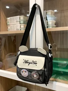Joli sac ita en toile noire de style japonais avec oreilles d'ours et poche avant transparente.