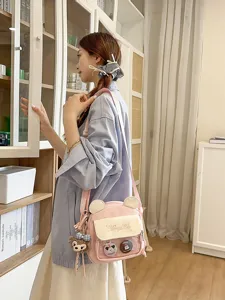Joli sac ita japonais, sac bandoulière rose élégant avec oreilles d'ours et pendentif peluche.