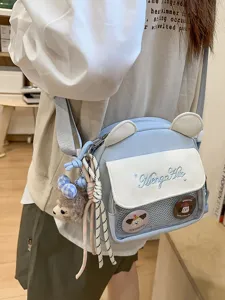 Sac bandoulière bleu mignon japonais avec oreilles d'ours, poche filet et pendentif en peluche.