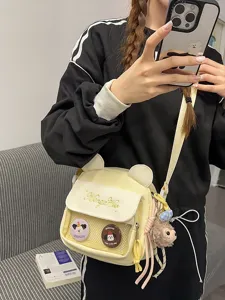 Vue détaillée du sac japonais mignon avec oreilles d'ours, poche filet et peluche.