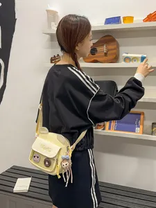 Joli sac bandoulière ita jaune de style japonais avec oreilles d'ours, poche en filet et badges.