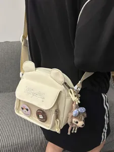 Vue détaillée d'un sac en toile mignon avec oreilles d'ours et charm en peluche.