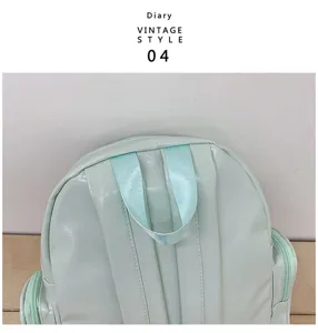 Vue détaillée du sac à dos avec poignée supérieure et texture en cuir vert menthe.