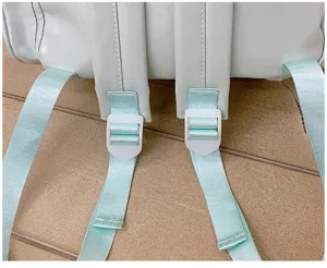 Détail de sangle de sac à dos vert menthe, cuir durable et boucle solide pour étudiants.