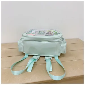 Vue détaillée du sac à dos ita vert menthe avec une fenêtre transparente pour badges.