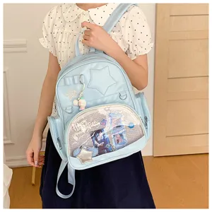 Detail gros plan du sac à dos ita bleu clair avec fenêtre transparente et décorations d'étoiles.