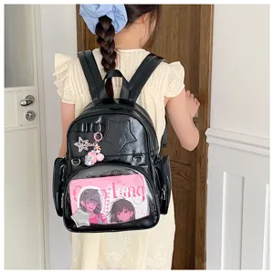 Vue détaillée du sac à dos ita noir élégant en cuir PU avec poche transparente et breloques.