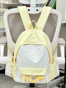 Gedetailleerd overzicht van schattige Japanse rugzak met transparante zak en hangers
